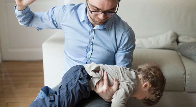 Palmada na infância impacta saúde mental na vida adulta, diz estudo