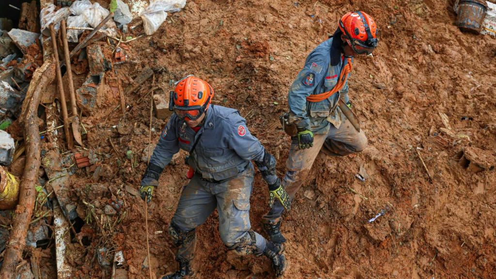 Pernambuco tem novos deslizamentos, e mortos pelas chuvas sobem para 129