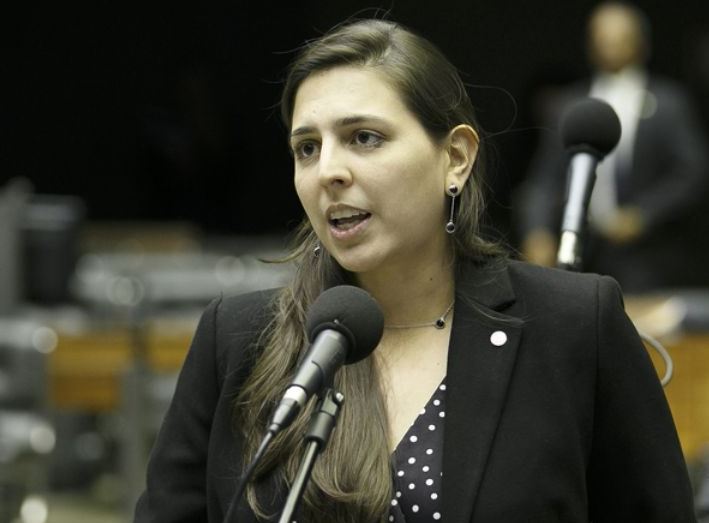 Natália Bonavides vai de Carlos Eduardo