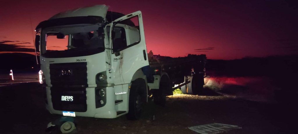 Caminhão com carga de telha capota na entrada norte de Caicó; Motorista é socorrido pelo Samu