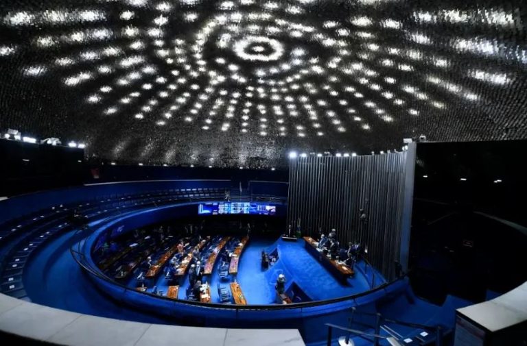 Senado adia votação da PEC que amplia auxílio-gás e cria voucher caminhoneiro