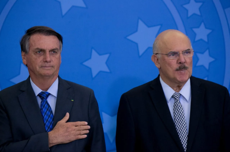 Política ‘Objetivo da prisão de Milton Ribeiro é constranger o governo e igualá-lo ao de Lula’, diz Bolsonaro