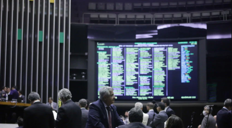 Câmara aprova texto-base para limitar ICMS sobre combustíveis e luz
