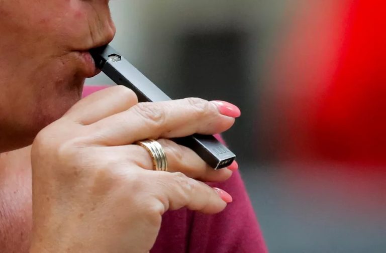 ‘É como fumar 20 cigarros por dia’: os riscos dos cigarros eletrônicos que viraram ‘moda’ entre jovens e adolescentes