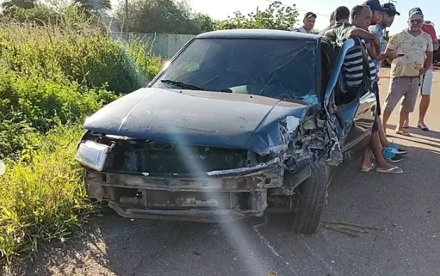 Carreta carregada de couro tomba após colisão com veículo pequeno na RN 015 entre Mossoró e Baraúna no RN