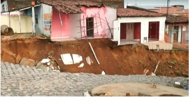 Prefeitura prevê dois meses para recuperar rua destruída por cratera em Natal