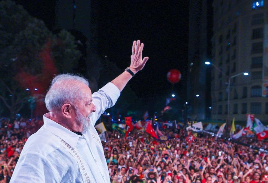 Lula usou colete à prova de balas em evento que teve explosivo com fezes