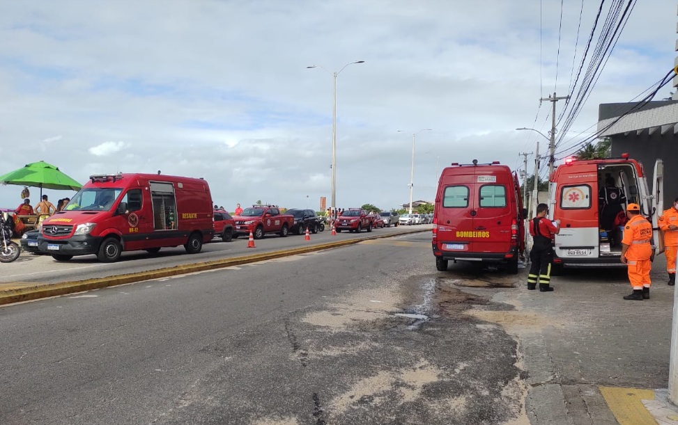 Mulher se afoga na praia de Miami e é salva pelos bombeiros
