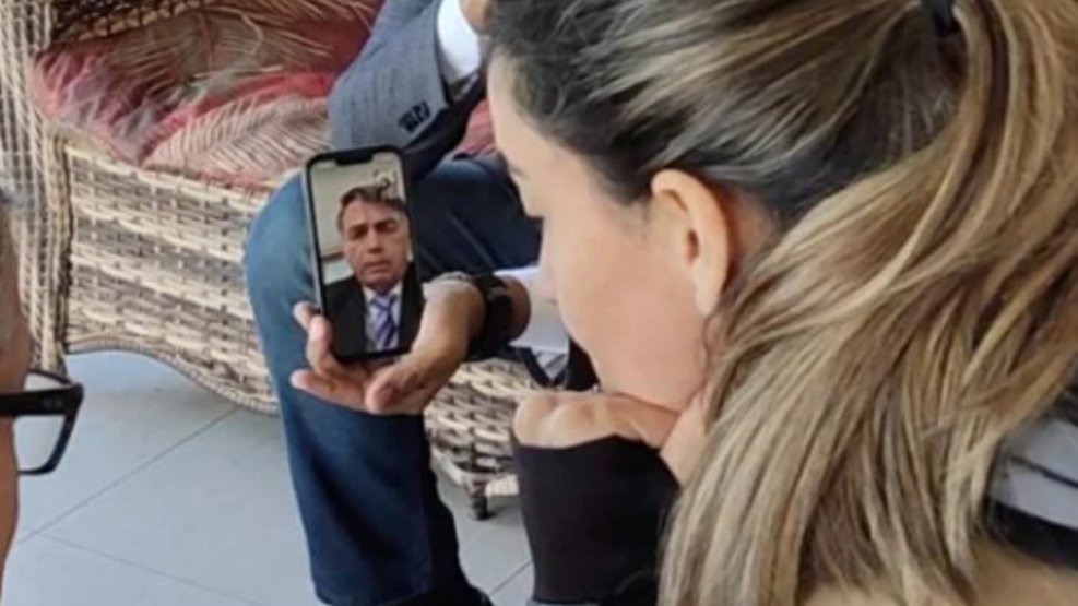 Bolsonaro liga para a família de tesoureiro do PT assassinado