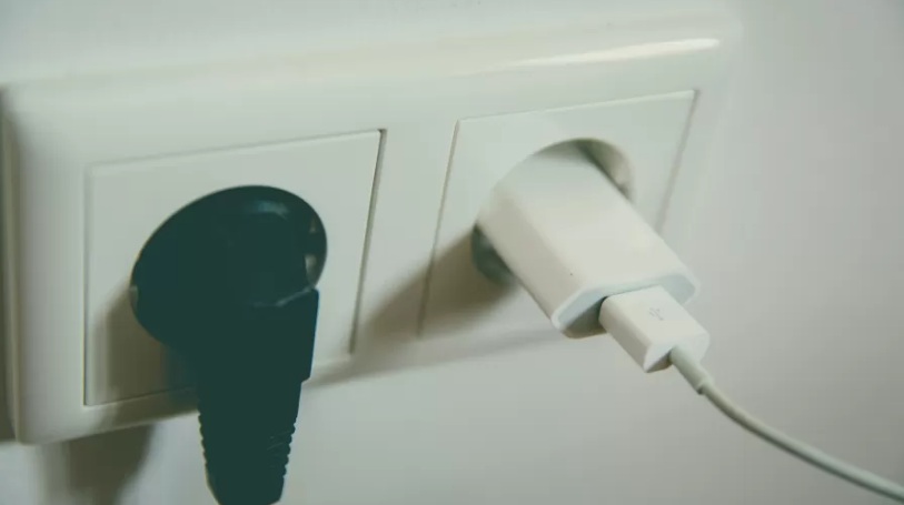 Deixar o carregador na tomada consome energia: Mito ou verdade? Entenda