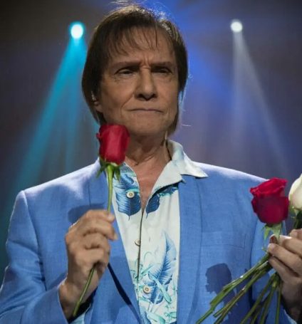 Roberto Carlos se irrita com ‘briga’ de fãs por rosas durante show