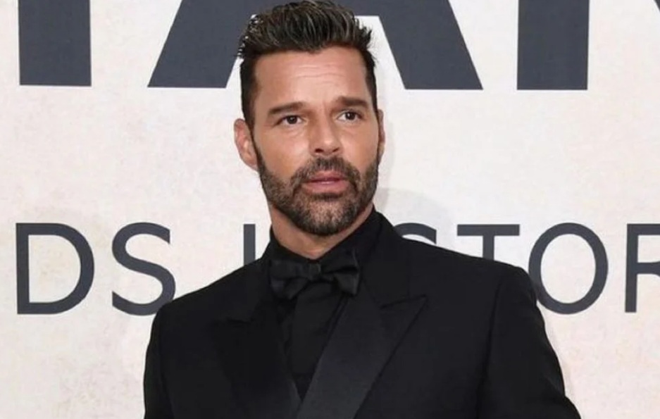 Ricky Martin é acusado de abuso por sobrinho, diz site; cantor nega