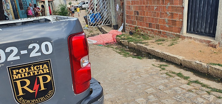 Homem de 33 anos é morto a tiros em via pública na Favela do Fio