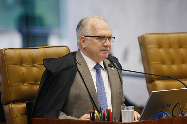 Fachin dá 5 dias para Bolsonaro falar sobre reunião com embaixadores