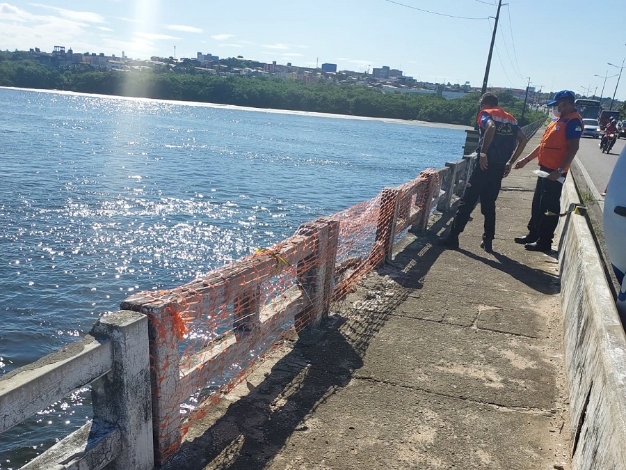 Defesa Civil isola área de guarda-corpo da Ponte de Igapó por risco de queda