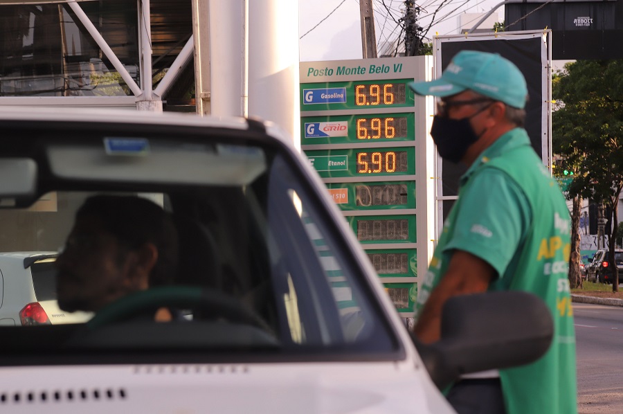 Preço da gasolina cai R$ 0,30 em Natal, quatro dias após corte no ICMS