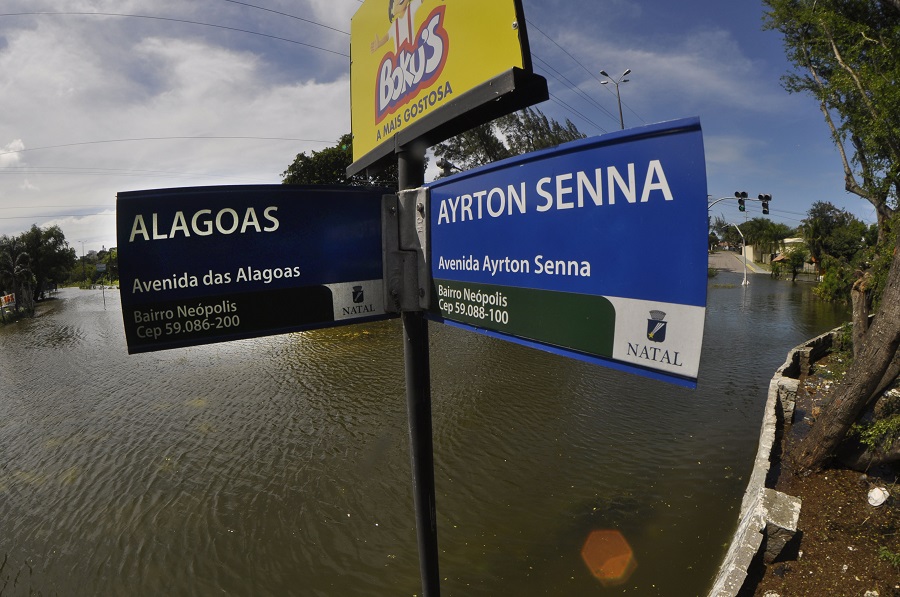 Alagamento na Avenida Ayrton Senna deve continuar com persistência de chuvas, diz secretário