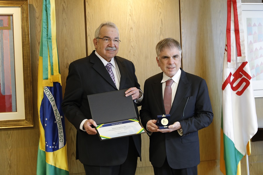 Empresário potiguar recebe medalha nos 80 anos da Justiça do Trabalho