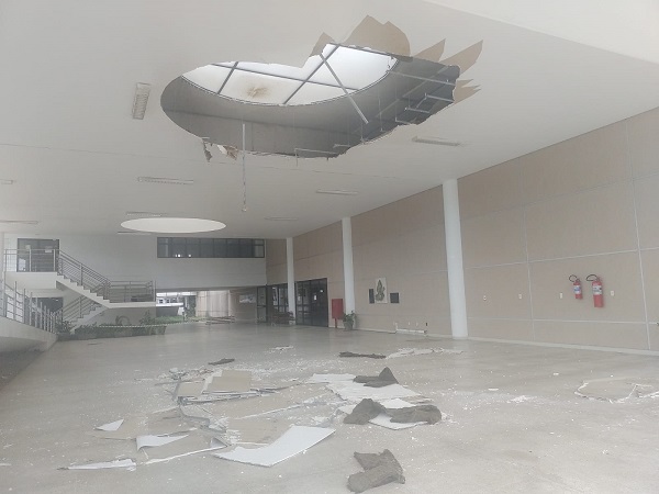Forro do teto do pátio da Escola do Governo desaba; Corpo de Bombeiros Militar isolou o local