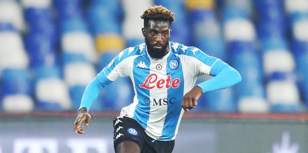 Jogador do Milan é confundido com suspeito e polícia nega acusação de racismo