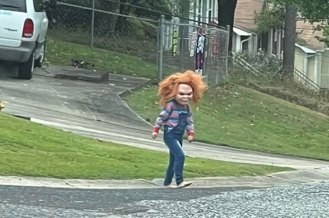 Vestida de Chucky, criança de 5 anos aterroriza moradores nos EUA