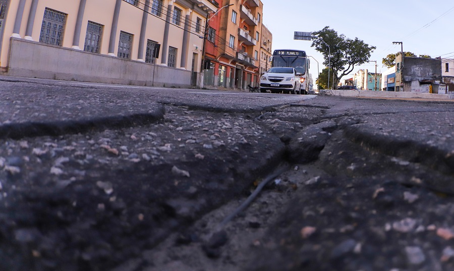 Motoristas têm direito de pedir indenização por danos causados por buracos