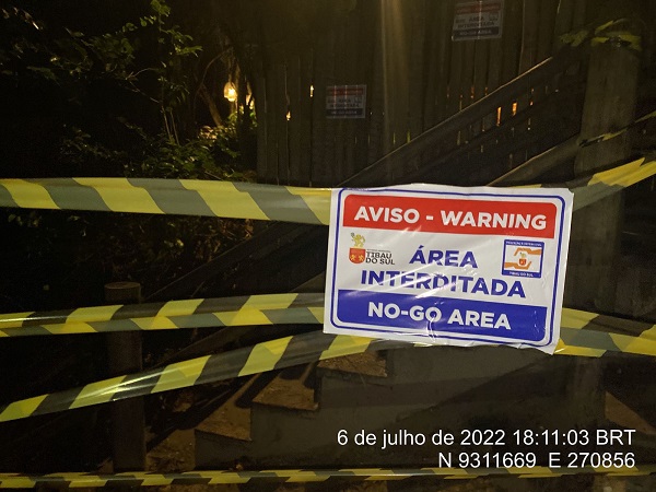 Prefeitura de Tibau do Sul interdita escadas nas praias do Madeiro e do Amor