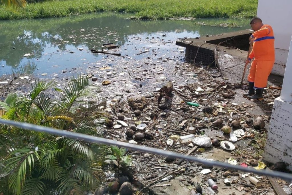 Urbana realiza limpeza no entorno das lagoas captação de Natal