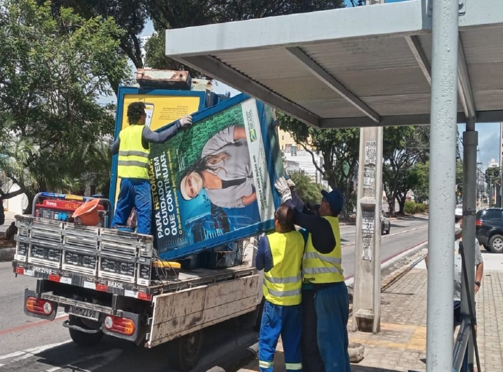 Publicidade irregular instalada em abrigos de passageiros é retirada em Natal