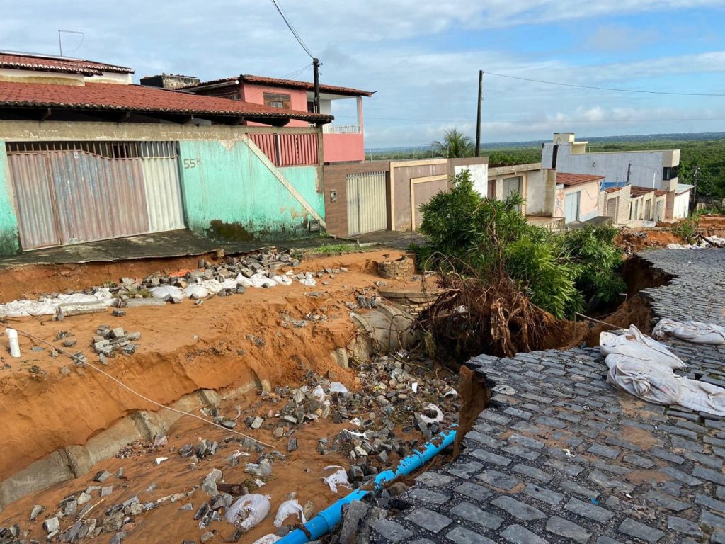 Cratera “rasga” rua em Felipe Camarão e moradores são retirados de casa