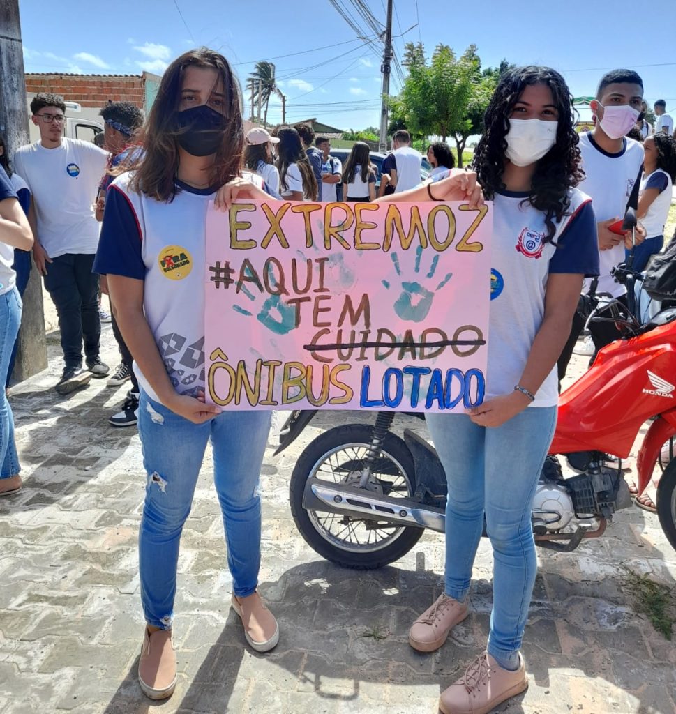 Estudantes de Extremoz protestam por melhorias no transporte escolar