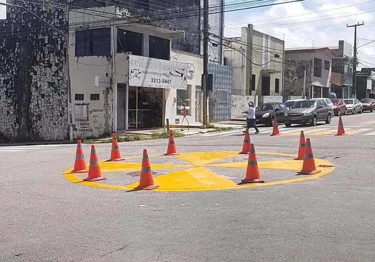 STTU retira semáforos e instala rotatória em cruzamento no Alecrim; confira