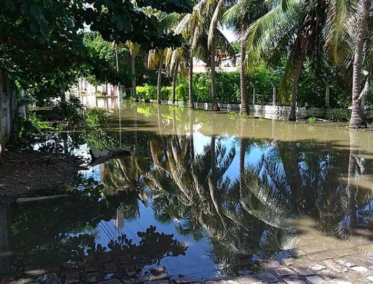 Estação de esgotos transborda em Ponta Negra e Caern encaminha bombas para conserto