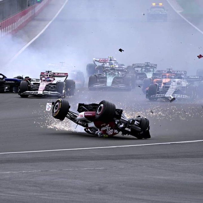 Acidente na largada provoca paralisação no GP da Inglaterra de F1