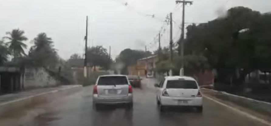 Lagoa de Extremoz transborda e invade trecho da pista