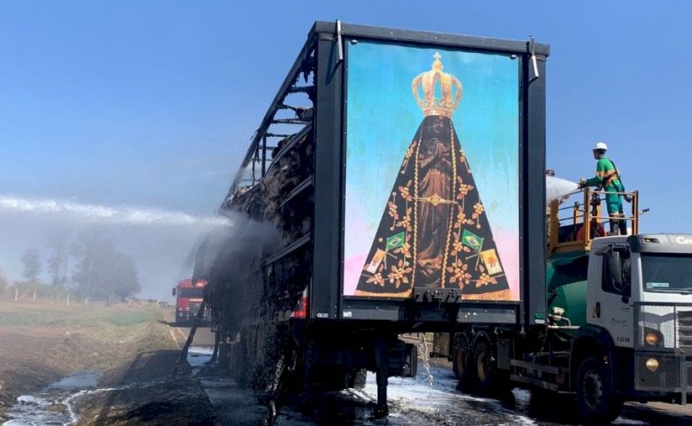 Carreta de algodão pega fogo e painel de Nossa Senhora Aparecida fica intacto