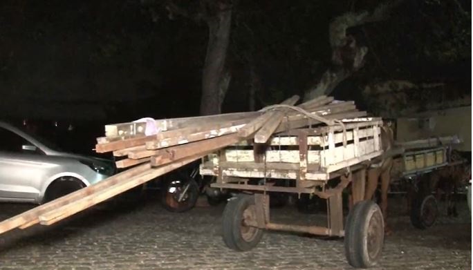 Homens são presos após furtarem caibros de madeira de residência de Natal