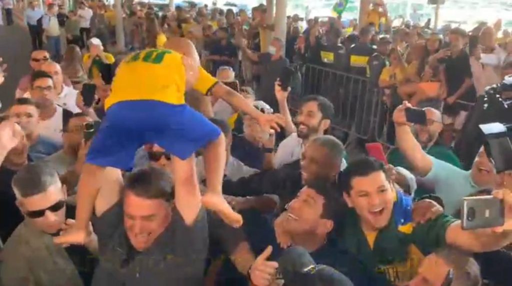 Bolsonaro chega a Vitória, ergue criança com camisa do Brasil e é recebido por multidão