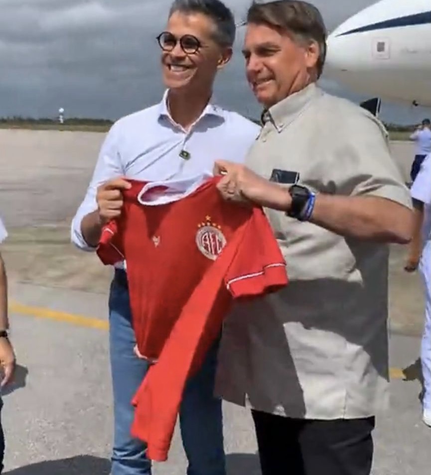 Coronel Azevedo presenteia Bolsonaro com camisa do América e time avança: “Deu sorte”