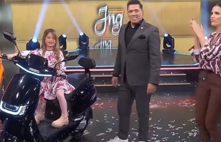 Menina de 7 anos acelera moto ao vivo em programa de TV argentino e mãe se desespera