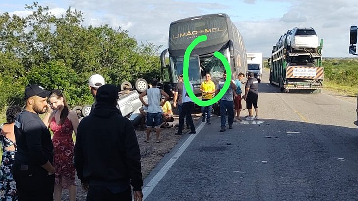 Ônibus da banda Limão com Mel se envolve em acidente grave na Bahia