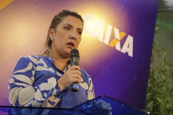 Presidente da Caixa libera gravata vermelha e proíbe piadas sexistas