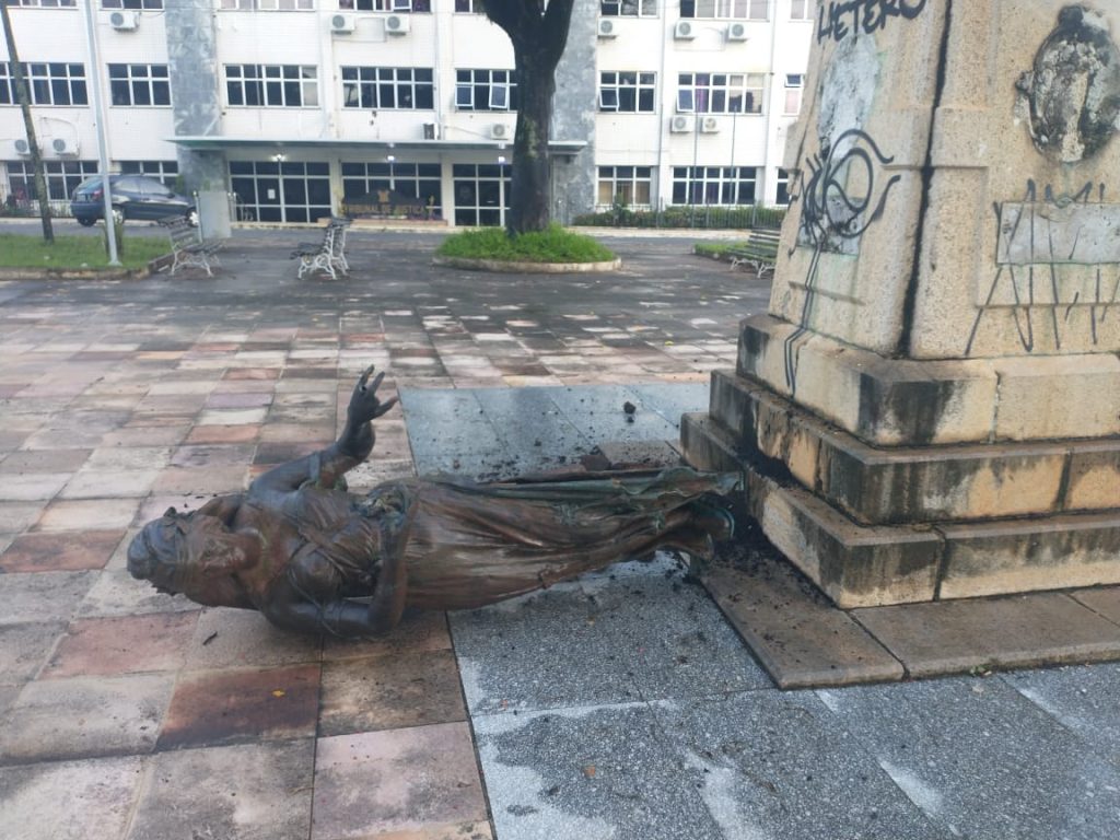 Monumento da Independência aparece no chão em praça histórica de Natal