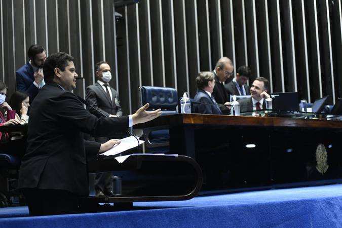Senado aprova crédito consignado para beneficiários de programas sociais e aumento da margem