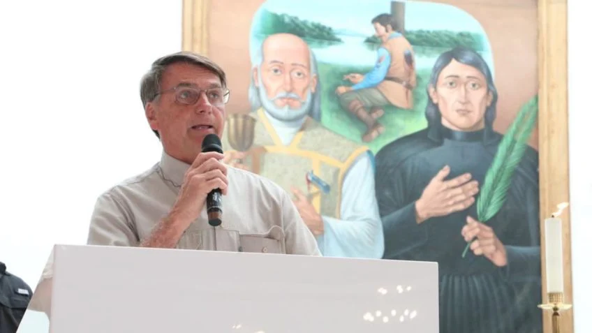 Religião Fiéis e apoiadores chegam cedo para missa com a presença de Bolsonaro em Natal
