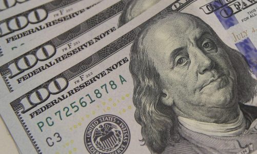 Dólar sobe para R$ 5,46 e fecha no maior valor em seis meses