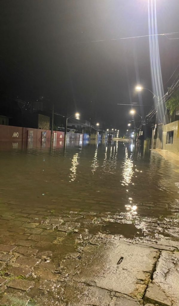 Chuvas provocam alagamentos em Tirol e Petrópolis