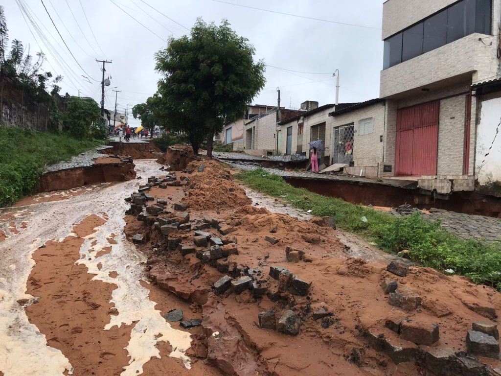 Crateras se abrem na zona Oeste de Natal e causam afundamento na BR-226