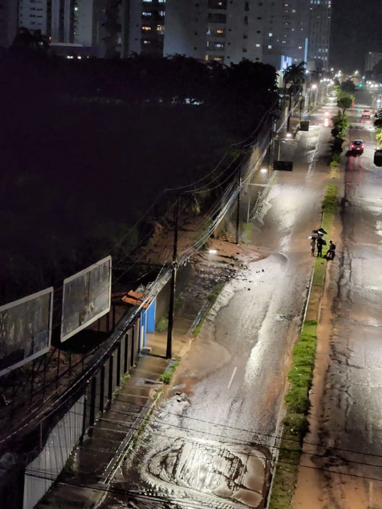 Parte do muro nos fundos do Marista não resiste e desaba após chuvas