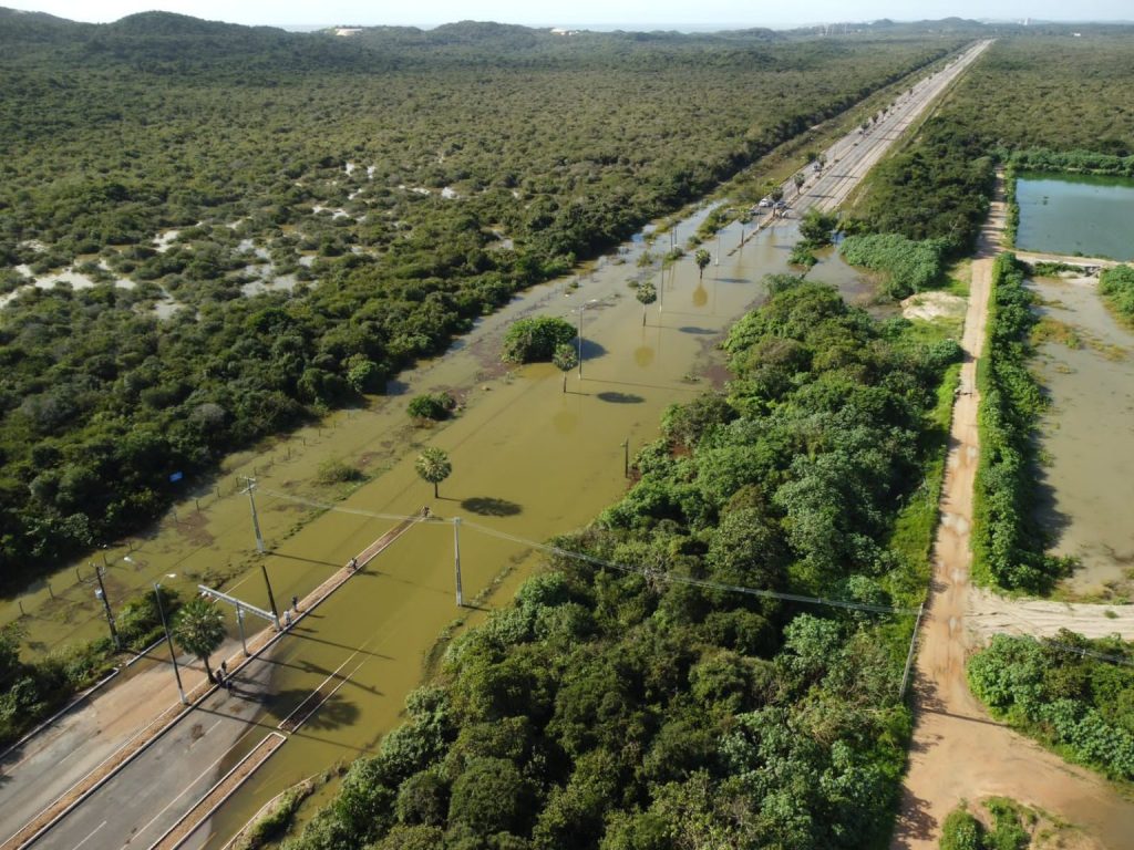 Veja como ficou a Rota do Sol depois que a Estação de Tratamento transbordou e inundou com dejetos